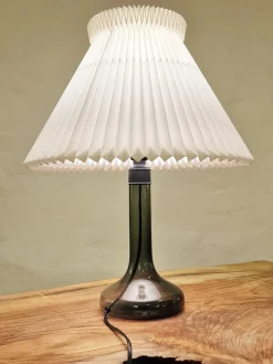 343 Bordlampe, smoked fra Le Klint