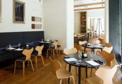 4130 Grand Prix med træben af Arne Jacobsen