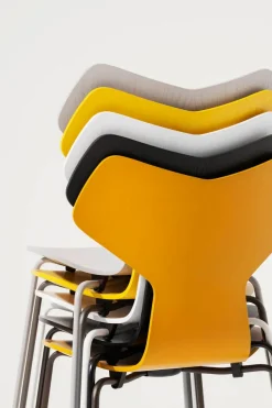 3130 Grand Prix stol i farvet ask af Arne Jacobsen