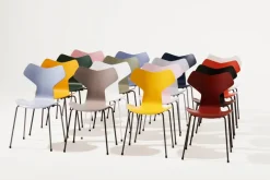 3130 Grand Prix stol i farvet ask af Arne Jacobsen