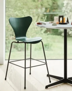 3177 Junior Højstol, farvet ask af Arne Jacobsen