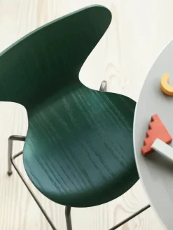 3177 Junior Højstol, farvet ask af Arne Jacobsen