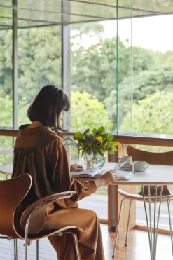 3208 Liljen armstol i valnød af Arne Jacobsen