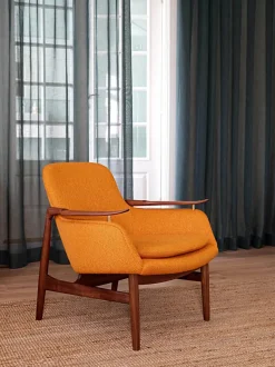 53 Lænestol, eg klar olie af Finn Juhl