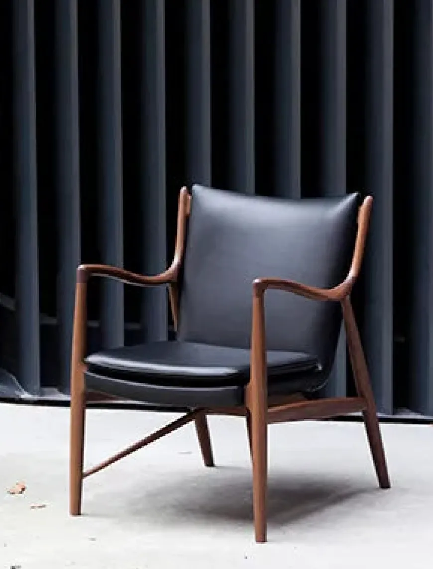 45 Lænestol, valnød af Finn Juhl