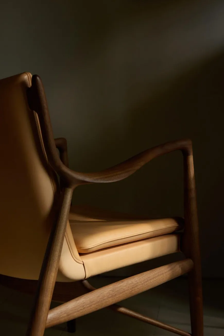 45 Lænestol, valnød af Finn Juhl