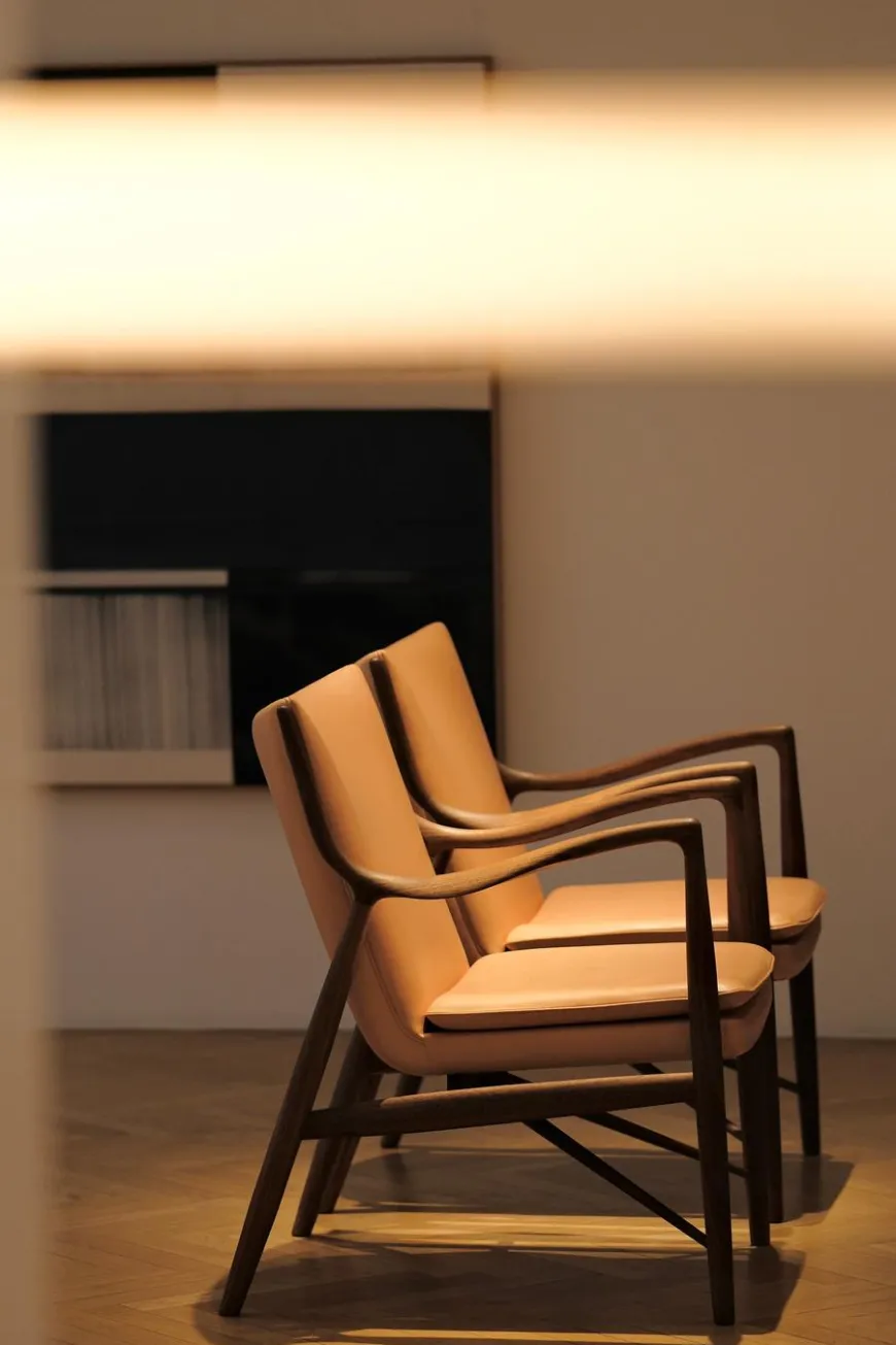 45 Lænestol, valnød af Finn Juhl