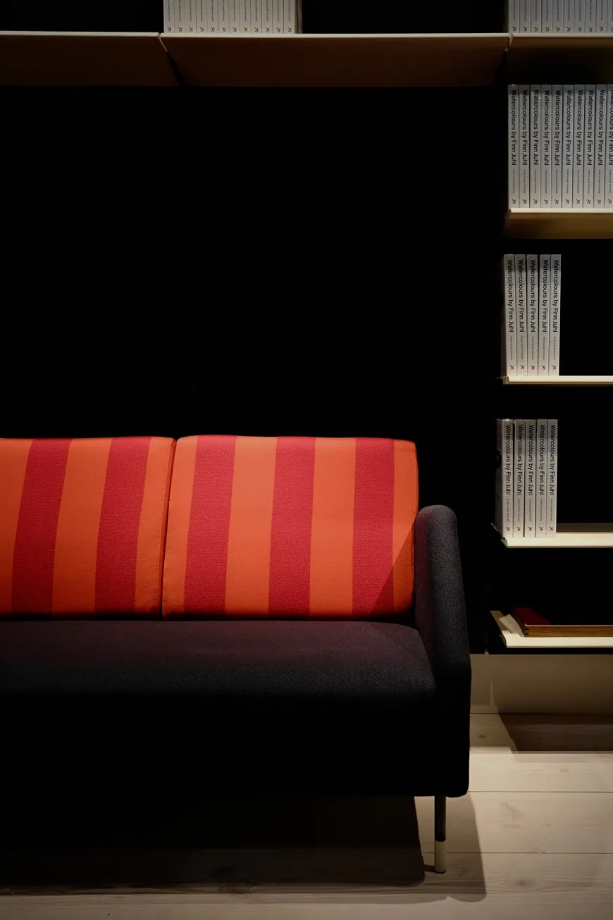 77 Sofa, eg olie af Finn Juhl