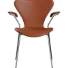 3207 stol m/armlæn, fuldpolstret Soft læder cognac/krom stel af Arne Jacobsen
