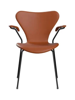 3207 stol m/armlæn, fuldpolstret Essential læder valnød/sort stel af Arne Jacobsen