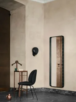 Adnet spejl, firkantet fra GUBI