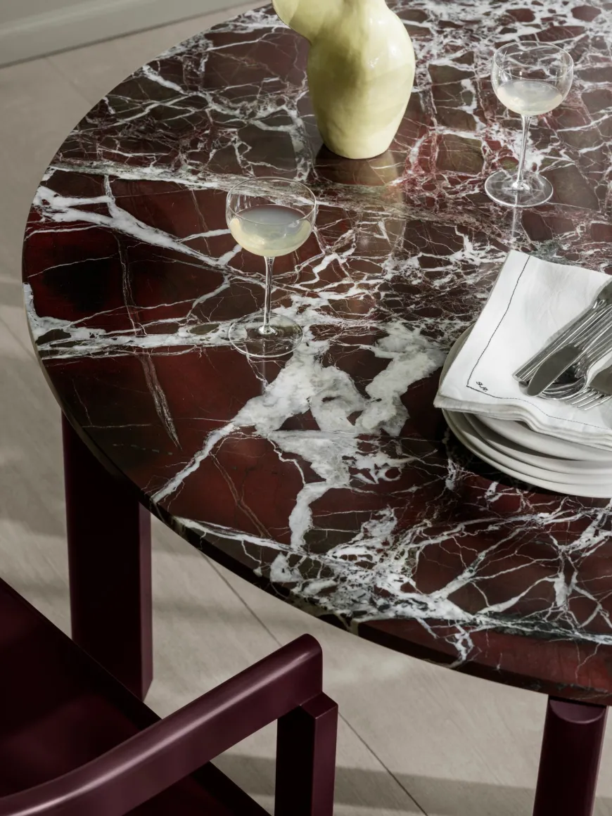 After Dining Table Ø120, Marble Burgundy fra Fritz Hansen
