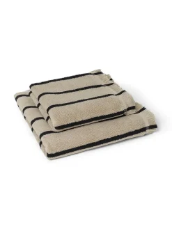 Alee Bath Towel, sand/black fra Ferm Living