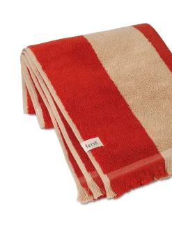 Alee Beach Towel, light camel/red fra Ferm Living