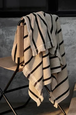 Alee Beach Towel, sand/black fra Ferm Living