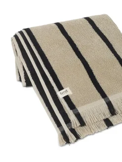 Alee Beach Towel, sand/black fra Ferm Living