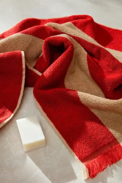 Alee Hand Towel, light camel/red fra Ferm Living
