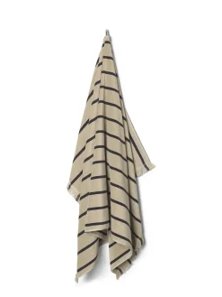 Alee Hand Towel, sand/black fra Ferm Living
