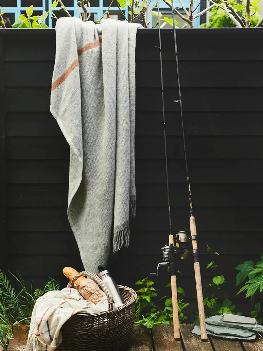 Alrø Plaid, grey navy fra Silkeborg Uldspinderi