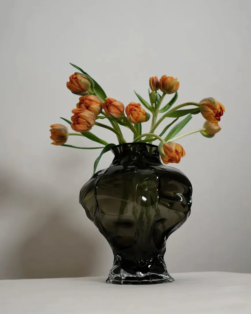 Ammonit Vase, new smoke fra Hein Studio