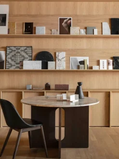 Androgyne Dining Table Ø120 dark stained oak, sand sten fra Audo Copenhagen