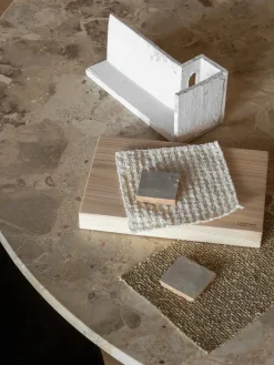 Androgyne Dining Table Ø120 natural oak fra Audo Copenhagen