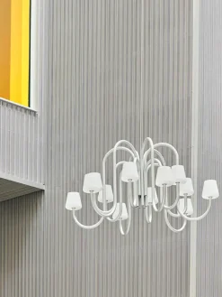 Apollo Chandelier 745, hvid opalglas fra Hay