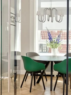 Apollo Chandelier 745, hvid opalglas fra Hay