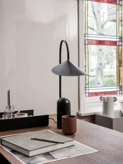 Arum bordlampe fra Ferm Living