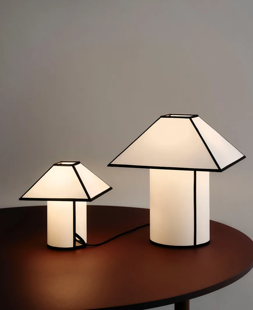 Ava Pyramid Table Lamp fra Hay