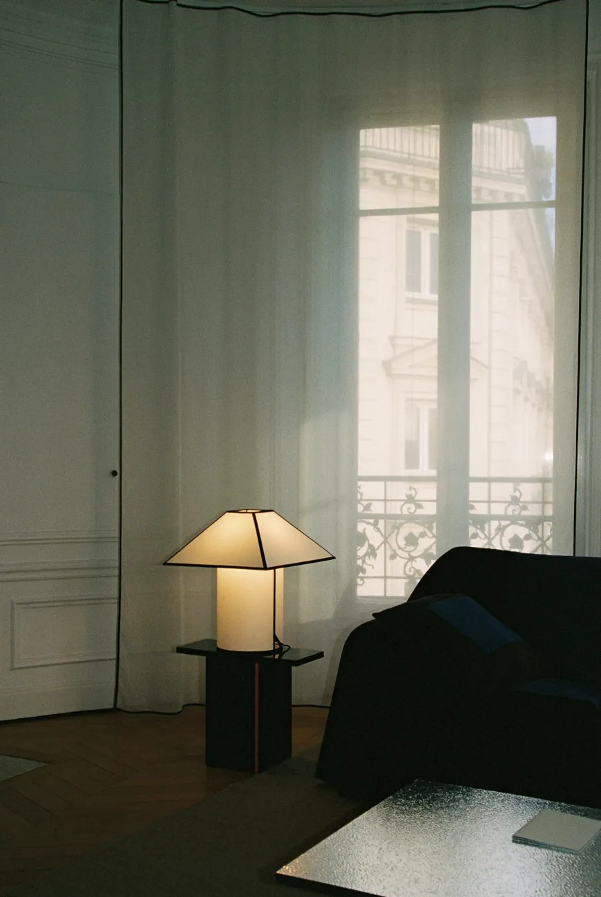 Ava Pyramid Table Lamp fra Hay