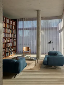 AX HM11 Stol, eg/valnød fra &Tradition