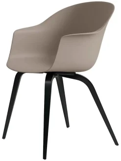 Bat Spisestol, wood base fra GUBI