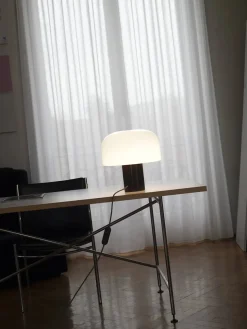 Bellhop Glass Table Lamp fra Flos