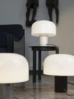 Bellhop Glass Table Lamp fra Flos