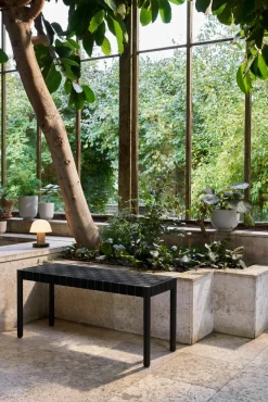 Betty bænk TK5 fra &Tradition