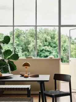 Betty TK1 spisebordsstol fra &Tradition