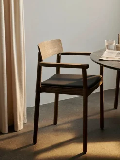 Betty TK11 Spisebordsstol, røget eg/sort læder fra &Tradition