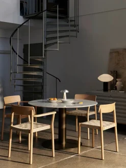 Betty TK9 Spisebordsstol, sortlakeret eg fra &Tradition