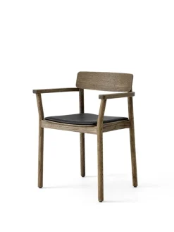 Betty TK11 Spisebordsstol, sortlakeret eg/sort læder fra &Tradition