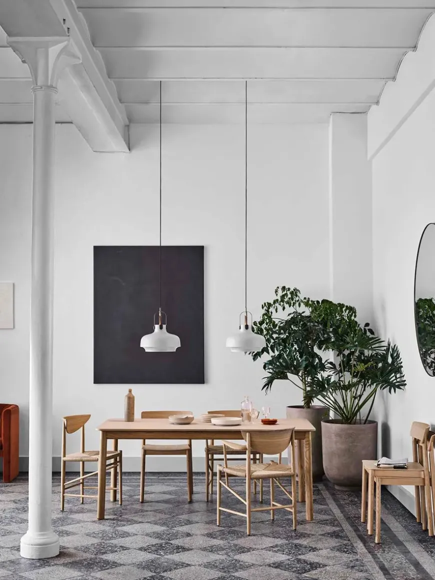 Betty TK2 Spisestol fra &Tradition