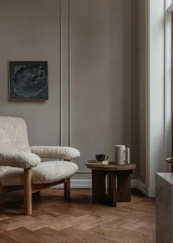 Brasilia Lounge Chair, Dark Stained Oak Sheepskin Root fra Audo Copenhagen