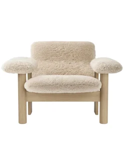 Brasilia Lounge Chair, low back, sheepskin fra Audo Copenhagen