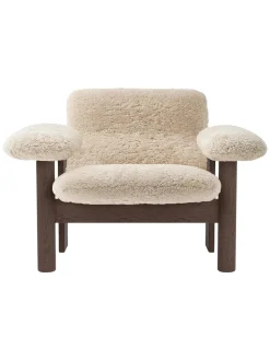 Brasilia Lounge Chair, low back, sheepskin fra Audo Copenhagen