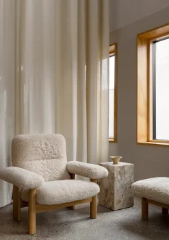 Brasilia Lounge Chair, Natural Oak Sheepskin Root fra Audo Copenhagen