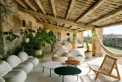 Carmel Coffee Table, midnight black i 87,5 x 70 cm fra Gubi