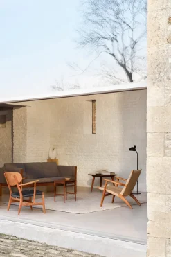 CH25 Loungestol, eg sortmalet med naturflet af Hans J. Wegner