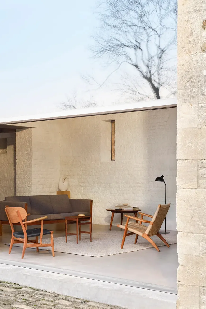 CH25 Loungestol, eg sortmalet med sort flet af Hans J. Wegner