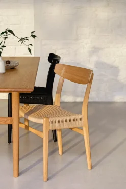CH23 Spisestol, valnød olie af Hans J. Wegner