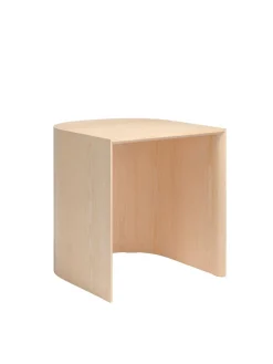 CM210 Taburet, fyrretræ af Cecilie Manz